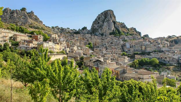 Caltabellotta ist eine kleine Stadt mit 7.000 Einwohnern die auf einem 950m hohen Felsen liegt und um eine antike normannische Burg mit dem Namen "Sibilla" gebaut wurde.